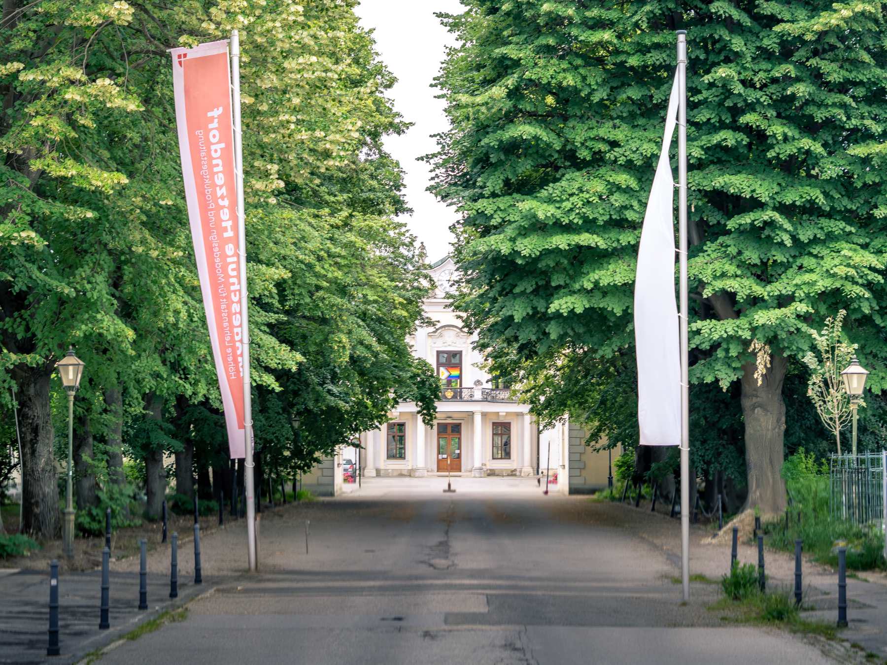Weiße Fahne an der Modeschule Hetzendorf