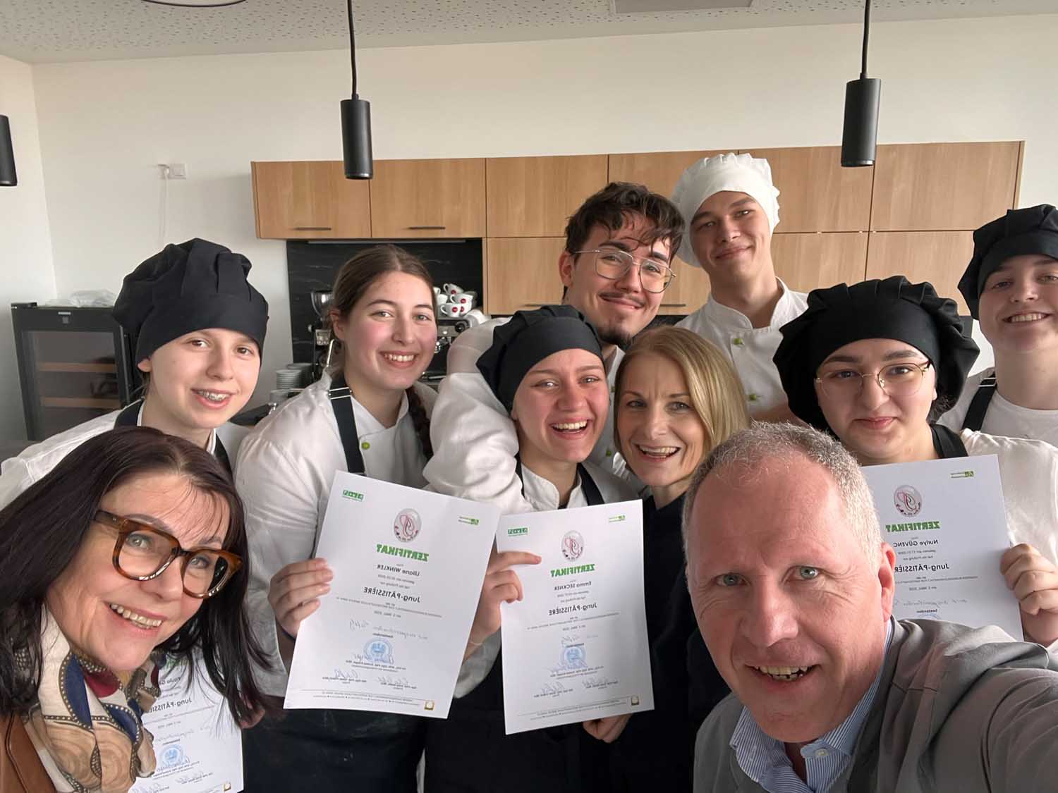 Sugar, Honey, Honey – Jungpâtissiers der HLW19 glänzen bei der Zertifikatsprüfung